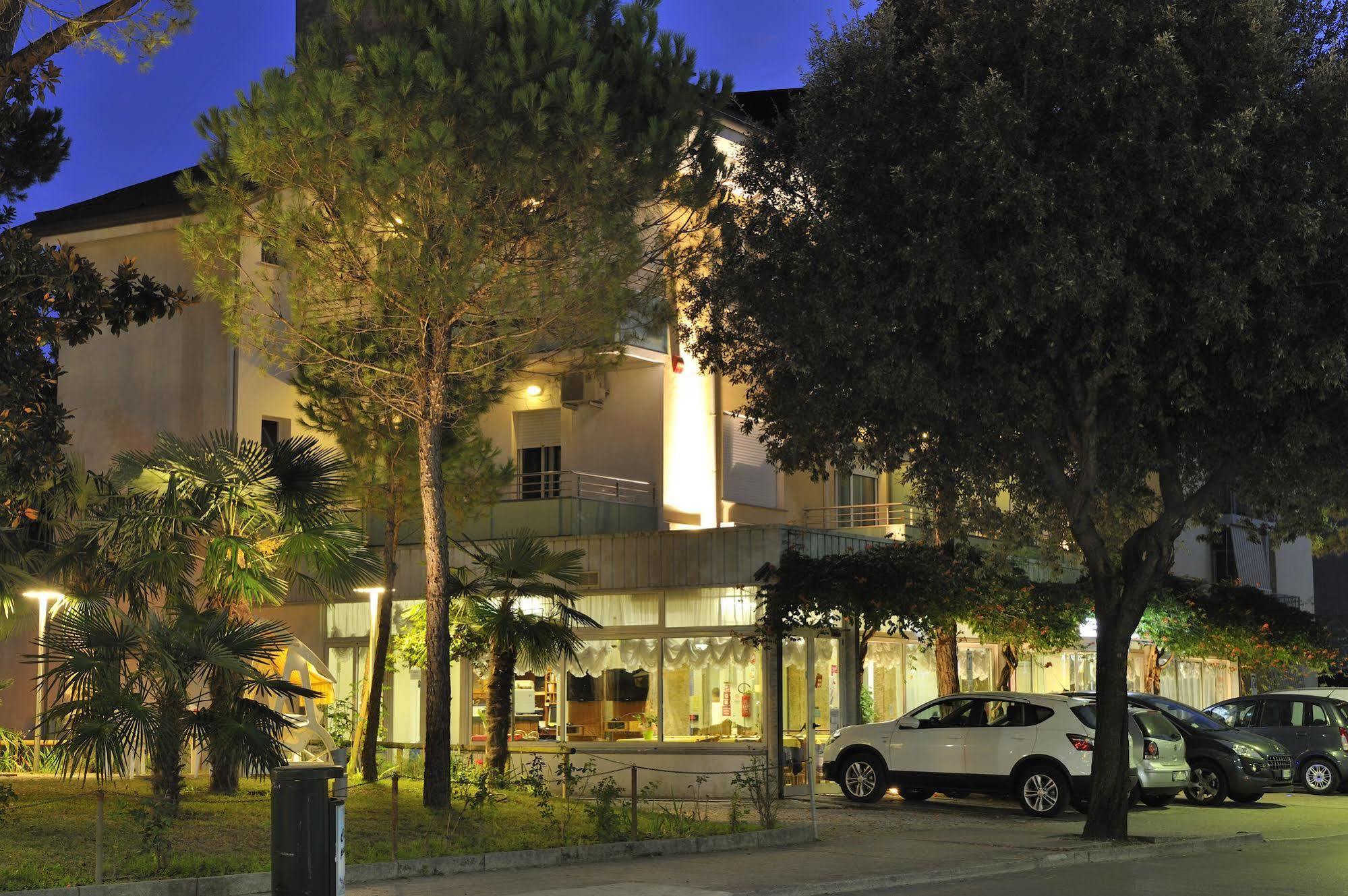 Hotel Mimosa Lignano Sabbiadoro Esterno foto