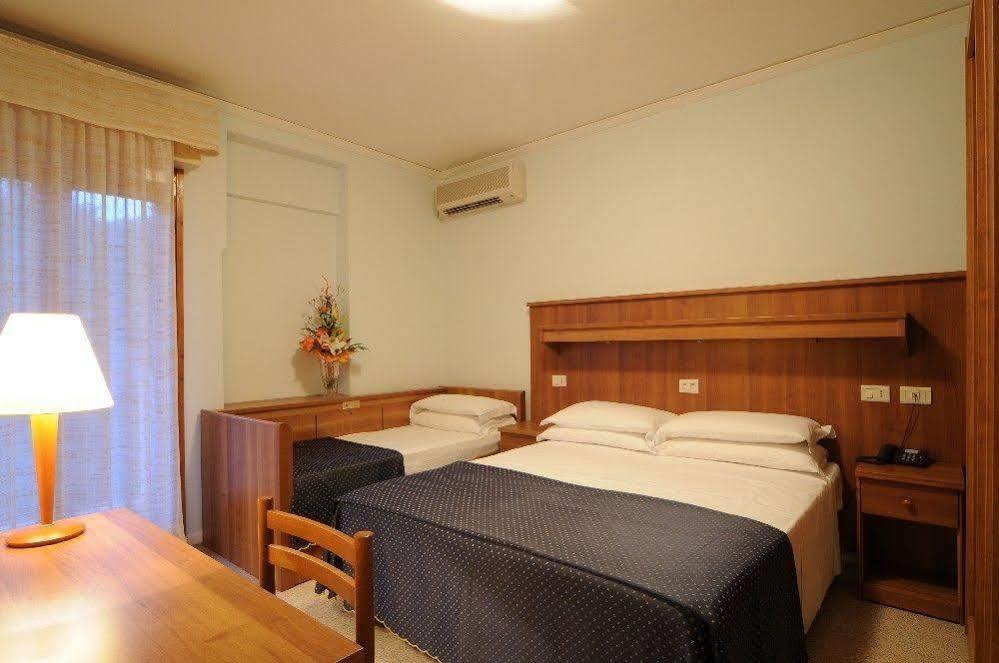Hotel Mimosa Lignano Sabbiadoro Esterno foto